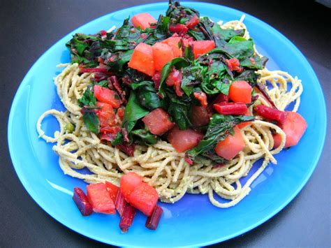 Vegane Pesto Nudeln mit Rote Bete Grün und Haferparmesan