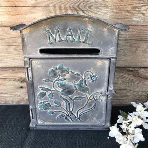 Cest Un Vintage Inspir Bo Te Aux Lettres Avec Un Papillon Et Fleurs