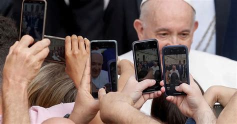 El papa Francisco advirtió a los jóvenes que depender del teléfono