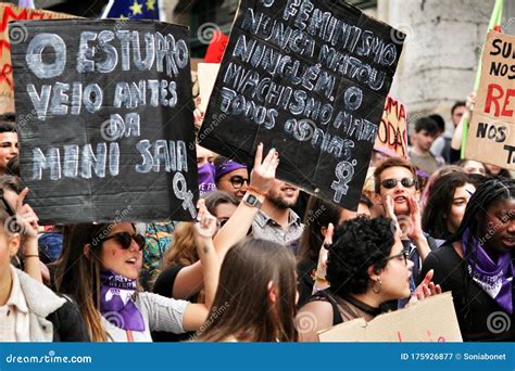 Pessoas Mostrando Cartazes Feministas E Cartazes De Protesto Para O Dia