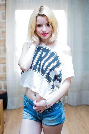 Sexy Teen Margareth Strips Naked Sg Margareth Porn Pic