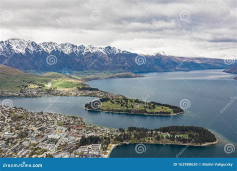 Panoramiczny Widok Na Wspania E Stadiony Jezioro Wakatipu I Queenstown