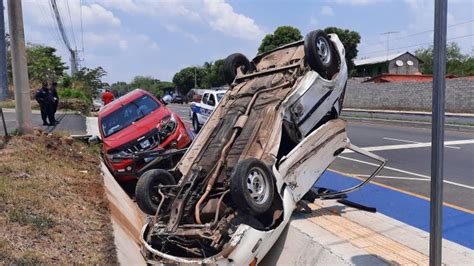 Aparatoso accidente de tránsito sobre periférico Gerardo Barrios de San