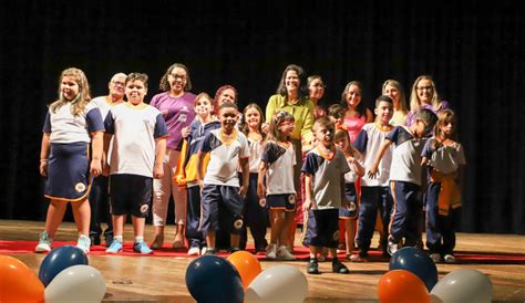 Prefeitura Distribui Kits De Uniforme E Material Para Alunos Da Rede