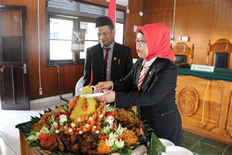 Potong Tumpeng HUT MA RI Ke 70