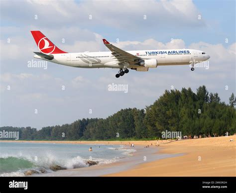 Avi N Airbus A De Turkish Airlines Sobre La Playa Del Aeropuerto De