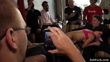 Pequeña morena chupa una gran polla en el bar XVIDEOS