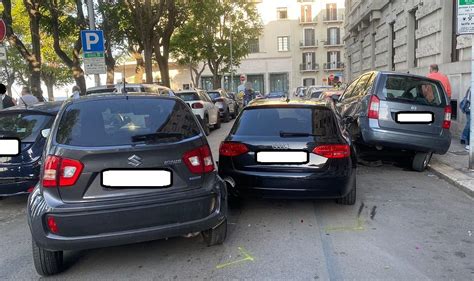 Piazza Diaz Si Scontrano All Incrocio E Finiscono Su Auto Parcheggiate