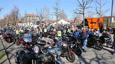 Le Immagini Della Prima Giornata Del Motoraduno A Fossano La Stampa