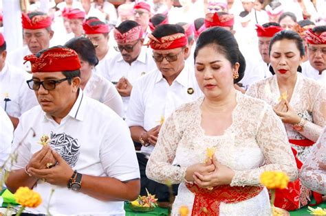 Jajaran Pemkab Tabanan Ngaturang Bhakti Penganyar Di Pura Ulun Danu