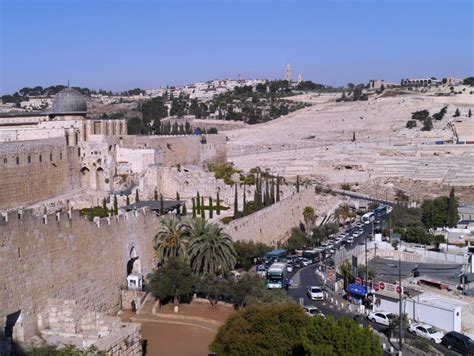 Estrada Em Volta Dos Muros Da Cidade Antiga De Jerusalem Imagem