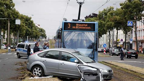 Unfall zwischen Straßenbahn und Pkw auf Wilhelmshöher Allee Drei Verletze