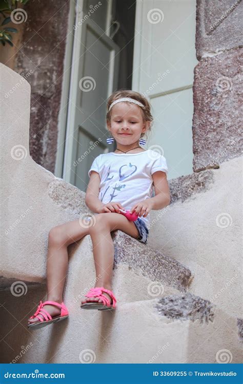 Petite Fille Adorable S Asseyant Sur Les Tapes De Image Stock Image