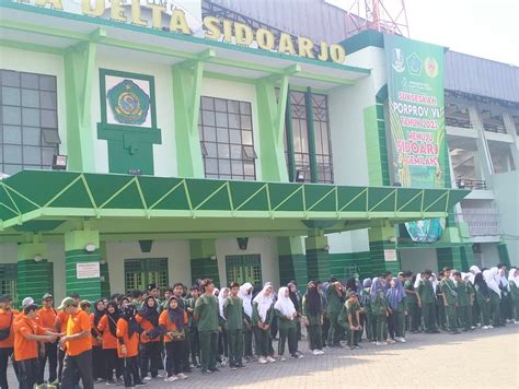 Pasukan Semut Smk Ypm 8 Sidoarjo Bersihkan Lingkungan Di Kawasan Gor