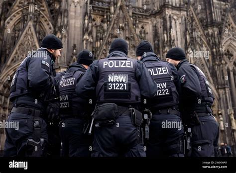 Terroralarm Zu Weihnachten Rund Um Den K Lner Dom Sind Polizisten In