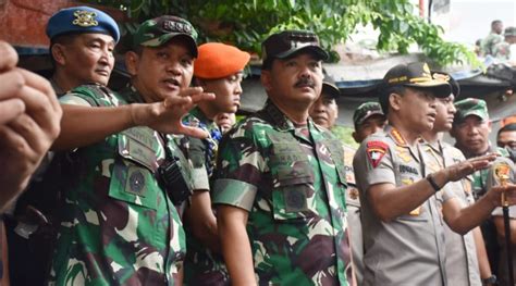 Dandim 0501 Jp Bs Dampingi Panglima Tni Dan Kapolri Serahkan Bantuan