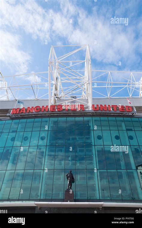 Statue of Sir Matt Busby at Old Trafford, Manchester United football ...