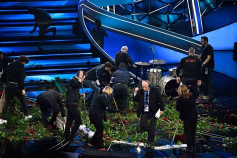 Sanremo Furia Blanco Il Cantante Distrugge I Fiori Sul Palco Ed