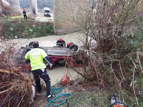 Manisa da Gediz Köprüsü nde Hafif Ticari Araç Düştü 3 Kişi Hayatını