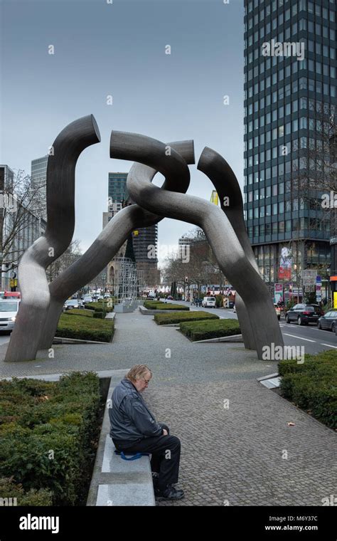 Broken chain sculpture berlin Banque de photographies et dimages à