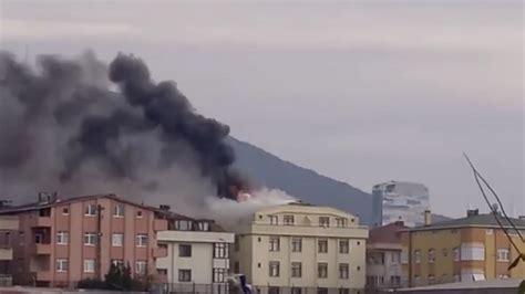 Ataşehir de korkutan yangın Çatı katı alev alev yandı