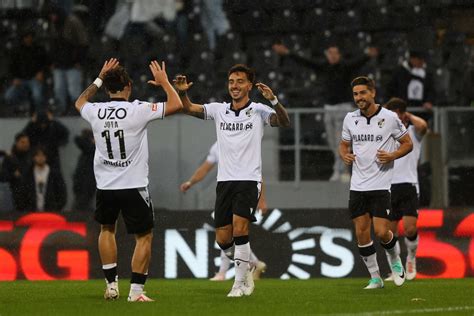 V Guimarães goleia Chaves e sobe provisoriamente a terceiro da Liga