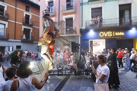 Paso Al Gigante Aquiles Por Las Calles De Huesca Im Genes