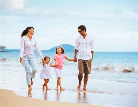 Lycklig Ung Familj Som Går På Stranden Fotografering för Bildbyråer