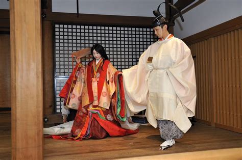 A man and woman dressed in heian robes 日本のファッションスタイル アジアの服 衣類