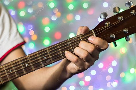 Hombre Tocando La Guitarra Ac Stica Primeros Dedos En El Cuello De La