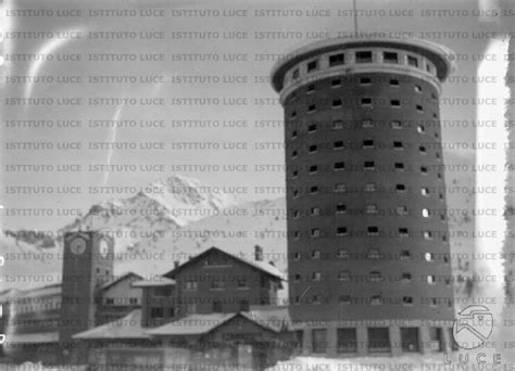 La Celebre Torre Albergo Di Sestriere Con L Annesso Complesso Delle