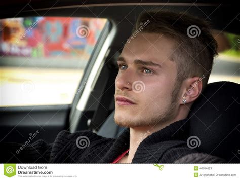 Jeune Homme Blond Attirant S Asseyant Dans Sa Voiture Image Stock