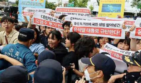 《봉화가 올랐다 윤석열탄핵 》 《평화파괴 전쟁선동 윤석열을 몰아내자 》 괴뢰 전 지역에서 윤석열역도퇴진투쟁 계속 확대 제