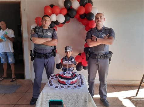 Menino fã da Polícia Militar comemora aniversário a presença de