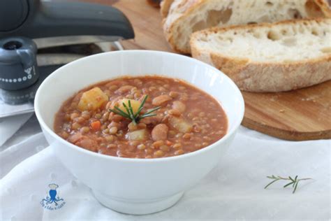 Zuppa Di Legumi E Patate In Pentola A Pressione