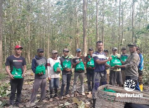 Perhutani Perhutani Salurkan Bingkisan Lebaran Untuk Tenaga Hutan di ...