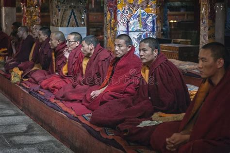 Monges Tibetanos No Mosteiro Ganden Localizado No Topo Da Montanha