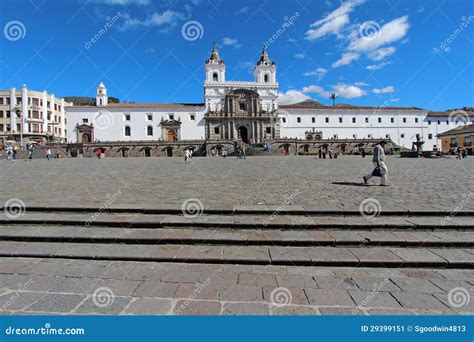 Vordere Fassade Der Kirche Und Des Klosters Von San Francisco In Quito