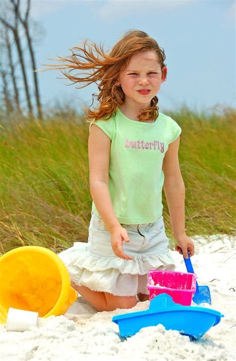 Jeune Fille Jouant En Sable De Plage Photo Stock Image Du Extérieur