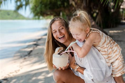 Maman Et Sa Fille Profitant De Leurs Vacances Ensoleill Es Photo Gratuite