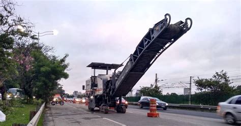 Máquina de recapeamento quebra e atrasa reabertura de pista da marginal