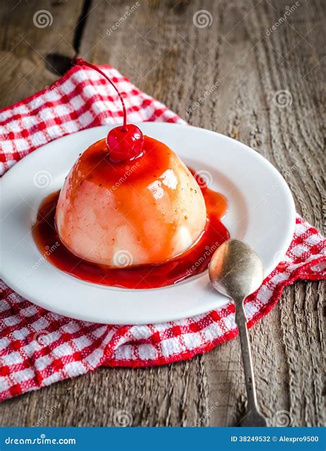 Cotta De Panna Molho Da Baga E Cereja De Marasquino Foto De Stock