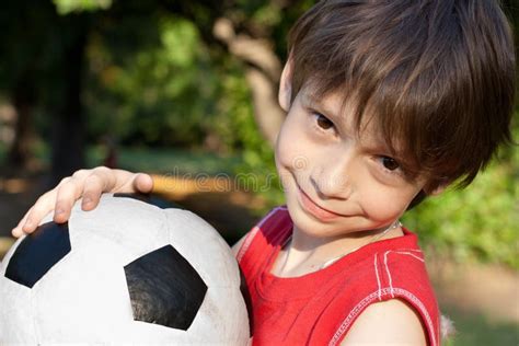 Muchacho Lindo Con El Balón De Fútbol Foto de archivo Imagen de