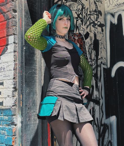 cherry | gwen!! actually really happy with how this cosplay turned out