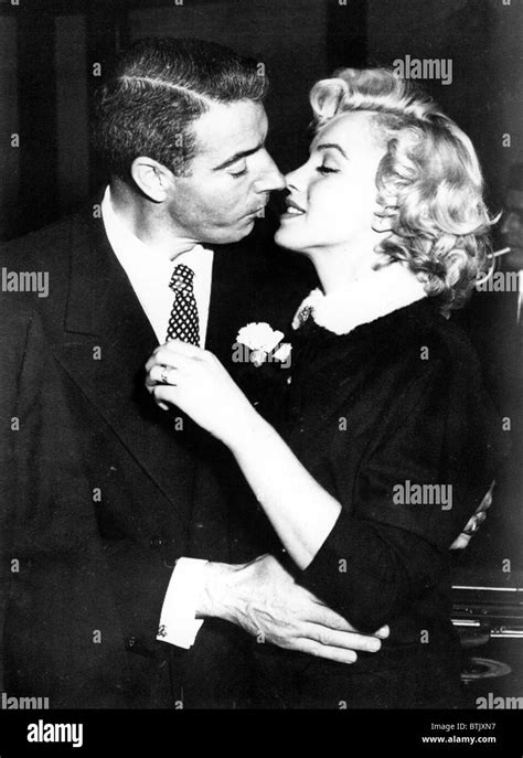 Marilyn monroe wedding kiss hi-res stock photography and images - Alamy