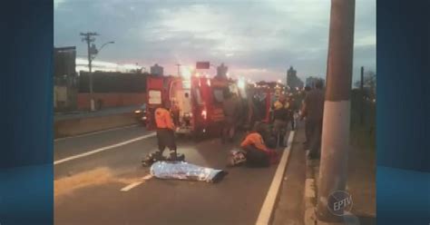 G1 Motociclista morre ao bater em poste e trânsito trava em via de