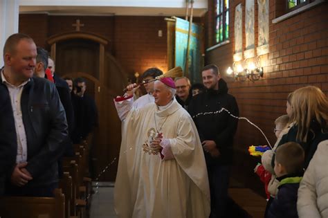 W kościele w Kielcach Dyminach ksiądz biskup Marian Florczyk kropił