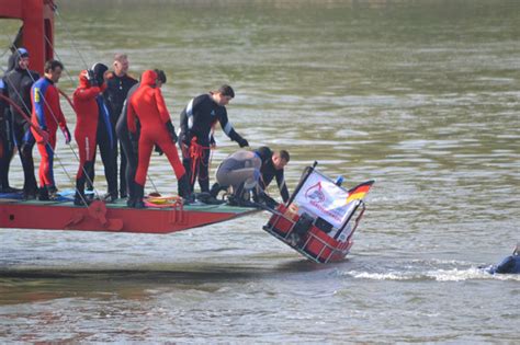 Wiesbadenaktuell Anschwimmen Der Taucher Im Rhein Bei Wiesbaden Am