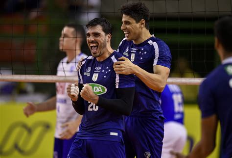 No clássico mineiro Cruzeiro vence Minas e assume a liderança da