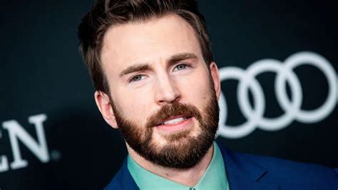 Chris Evans Respondió A Las Críticas De La Foto En La Que Se Le Ve Autografiando Una Bomba